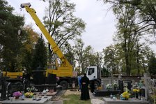 Postawienie nowego krzyża na cmentarzu