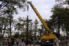 Postawienie nowego krzyża na cmentarzu