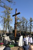 Poświęcenie nowego krzyża na cmentarzu