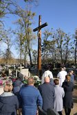 Poświęcenie nowego krzyża na cmentarzu