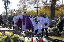 Procesja wypominkowa na cmentarzu w uroczystość Wszystkich Świętych