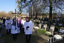 Procesja wypominkowa na cmentarzu w uroczystość Wszystkich Świętych